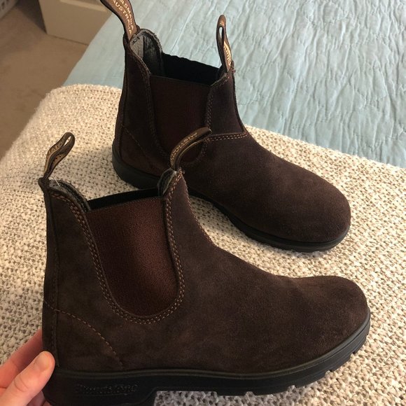 blundstone suede chelsea boots